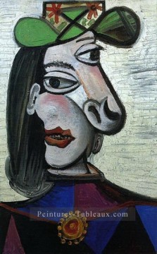 Femme au chapeau vert et broche 1941 cubiste Pablo Picasso Peinture à l'huile